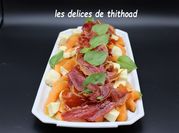 Une photo de melon jambon mozza