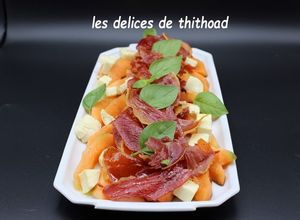 Une photo de Salade de melon, mozzarella aux chips de jambon