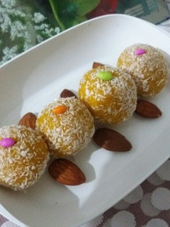 A picture of Mango Coconut Ladoo.