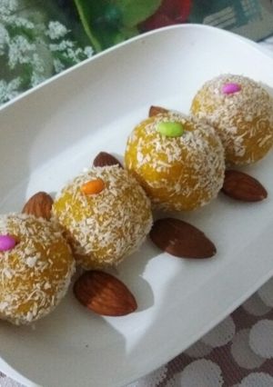A picture of Mango Coconut Ladoo.