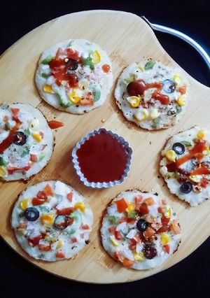 A picture of Healthy poha oats pan pizza.