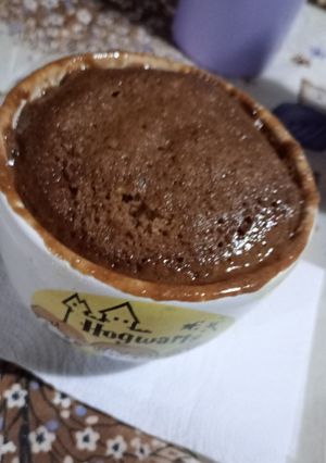 Una foto de Brownie en microondas en una taza