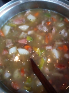 Una foto de Guiso de lentejones, chorizo, cerdo y verduras