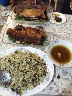 عکسی از دستور سبزی پلو با ماهی شکم پر برای شب یلدا