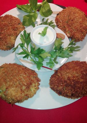 Foto principal de Buñuelos de calabacín y dip de yogur griego
