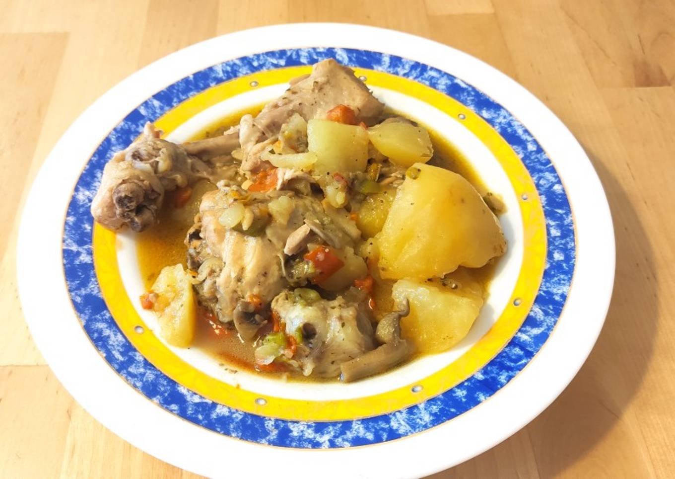 Pollo guisado con champiñones y patatas