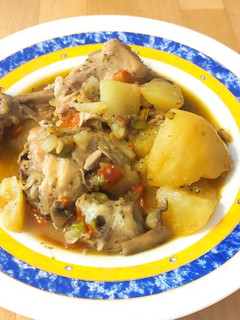 Una foto de Pollo guisado con champiñones y patatas