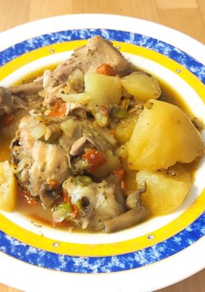 Una foto de Pollo guisado con champiñones y patatas
