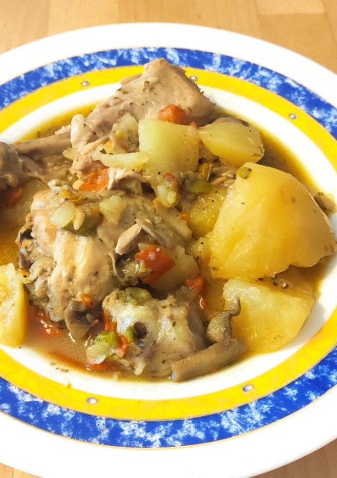 Una foto de Pollo guisado con champiñones y patatas