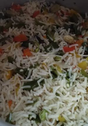 A picture of Mixed Veg Fried Rice in Pressure cooker.
