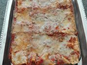 Una foto de lasagna de carne picada y verdura