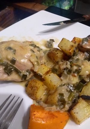 Una foto de Pollo al verdeo con papas y calabacín al horno
