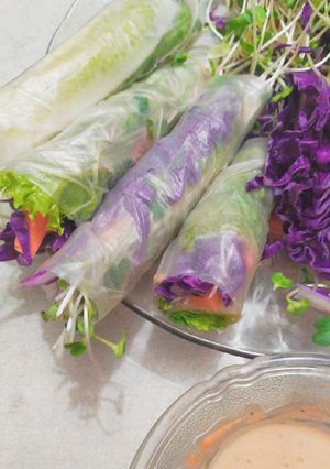 Hình của món Bánh tráng cuốn chay cùng sốt bơ đậu phộng.