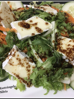 Una foto de Ensalada de escarola y brie