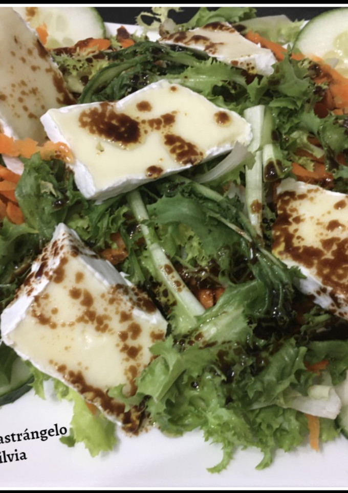 Una foto de Ensalada de escarola y brie