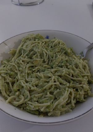 Una foto de Fideos con salsa de brócoli
