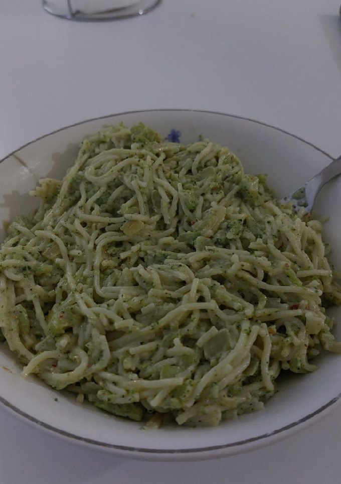 Una foto de Fideos con salsa de brócoli