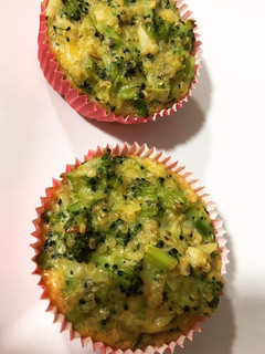 Una foto de Muffins de brócoli