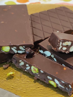 Una foto de Turrón fácil de chocolate y frutos secos