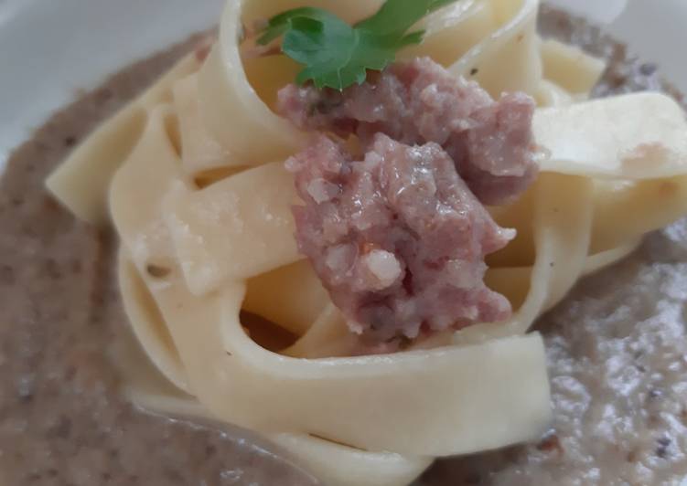 Pappardelle cacio e pepe con salsiccia e salsa ai funghi porcini