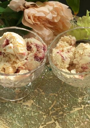 A picture of Strawberry cheese cake ice cream 🍓🍨❤️.