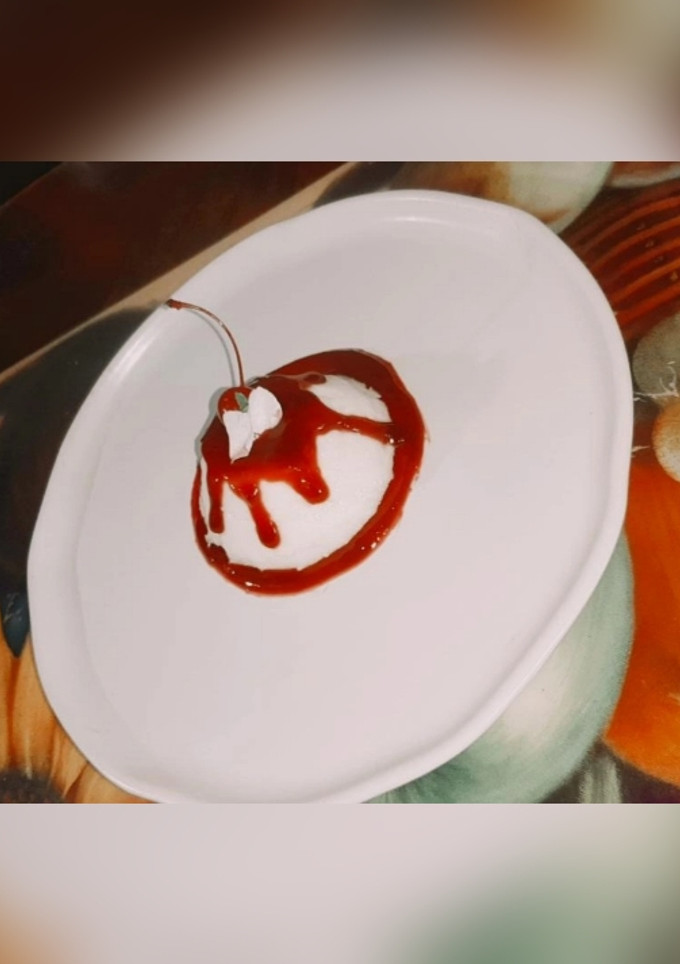 Una foto de Panna cotta de coco con coulis de jamaica