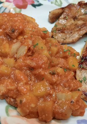 Una foto de Pisto estival de Berenjenas🍆 y carne de pavo🍗