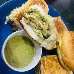 A picture of Anday wala burger.