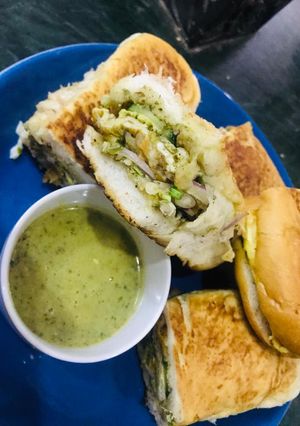 A picture of Anday wala burger.