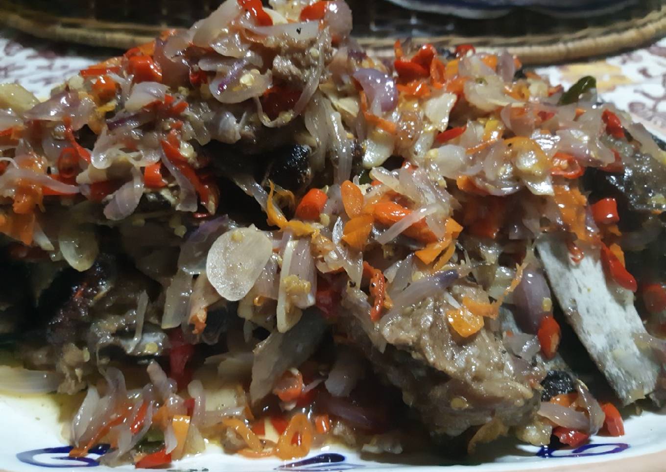 Iga babi bakar sambal matah