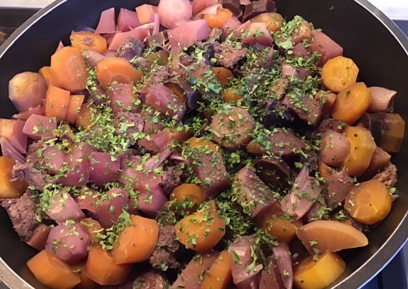 Marmite rose de légumes mijotés au persil