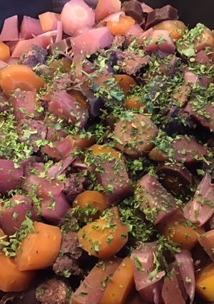 Une photo de Marmite rose de légumes mijotés au persil