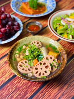 Hình của món Canh Củ Sen Hầm Đuôi Heo.