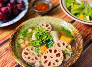 Hình của món Canh Củ Sen Hầm Đuôi Heo.