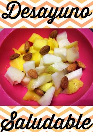 Una foto de Desayuno saludable: Mango, Pera y Almendras