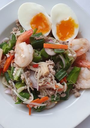 รูปของ ยำกระเจี๊ยบหมูสับกุ้งไข่ต้ม🥚