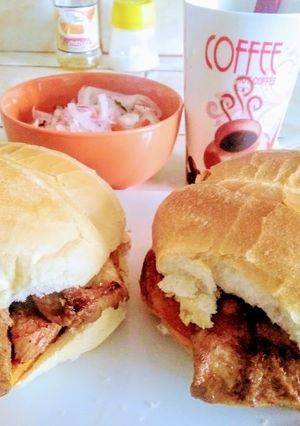 Una foto de Sándwich de chicharrón de cerdo