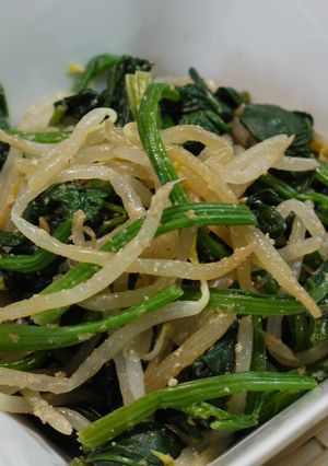 Hình của món Rau cải bó xôi và giá đỗ trộn kiểu Nhật.