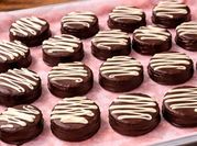 Una foto de chocolate relleno de manjar