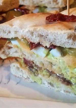 Une photo de Club sandwich avocat, chèvre et sardines