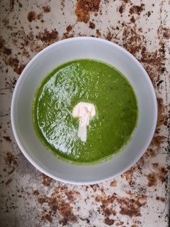 Una foto de Sopa de chícharo y chile poblano