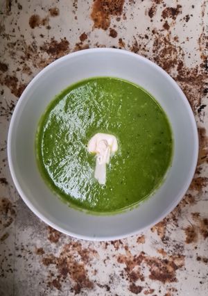 Una foto de Sopa de chícharo y chile poblano
