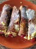 Rollitos de pan, fruta y chocolate