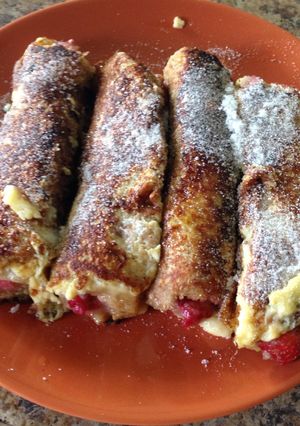 Una foto de Rollitos de pan, fruta y chocolate