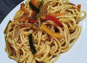 Una foto de Pasta con vegetales en salsa teriyaki! 🍝
