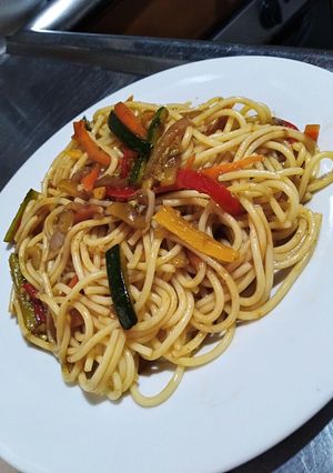 Una foto de Pasta con vegetales en salsa teriyaki! 🍝