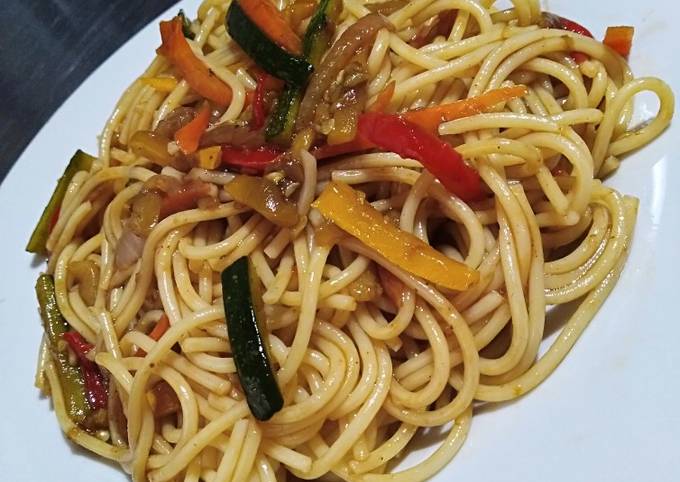 Pasta con vegetales en salsa teriyaki! ? Receta de Ana Maria Pedraza ?-  Cookpad