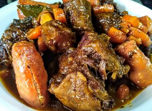 Una foto de GUISO De Rabo de Ternera, Chorizo y Salchicha Parrillera...!