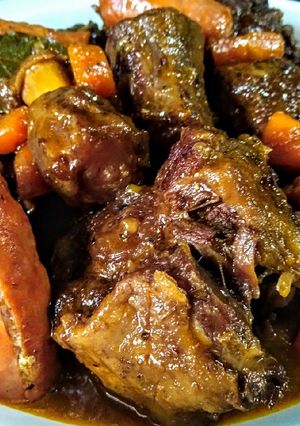 Una foto de GUISO De Rabo de Ternera, Chorizo y Salchicha Parrillera...!