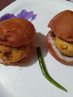 मुंबई स्टाईल वडा पाव (vada pav recipe in marathi) रेसिपी चे मुख्य फोटो